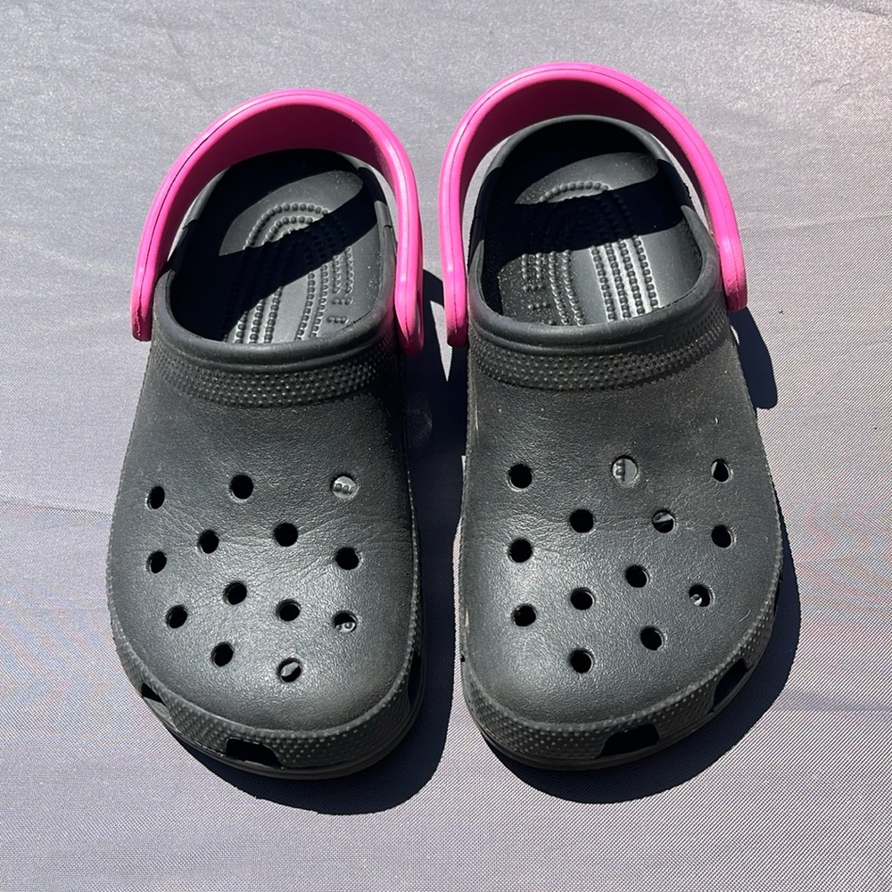 Crocs Pink and Black Mens Sz 4 Woman's Sz 6 GUC